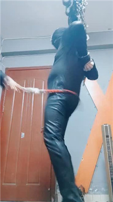 【东营天香百合】腿夹狗头/手铐捆绑/鞭打/高跟踩虐 艾彩调教库 第6张