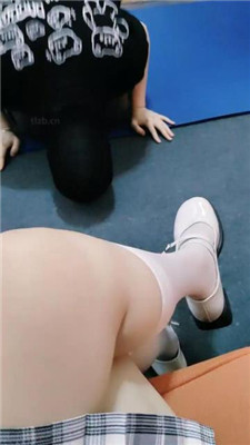 【冰薇】跪舔皮鞋白丝/坐脸窒息踩踏 艾彩调教库 第2张