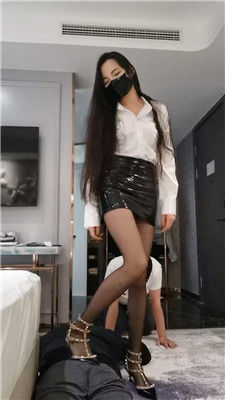【皮皮】调双奴-骑马转胯/坐垫脚垫/高跟踩踏/抽耳光 艾彩调教库 第2张