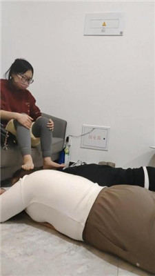 【樱樱】情侣主-让闺蜜下跪伺候-奴下奴/舔脚/耳光【五】 艾彩调教库 第4张