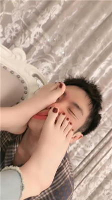 【桃幼幼】狂舔休闲板鞋/踢踹虐打/近距离恋足舔【完整版】 艾彩调教库 第6张