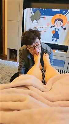 【霸道姐】近距离裸足品尝 艾彩调教库 第3张