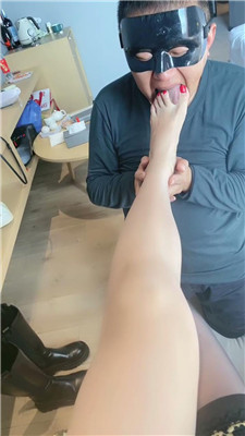 【歌总】黑丝高跟裸足恋足狂舔 艾彩调教库 第5张