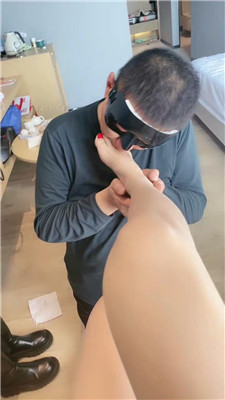 【歌总】黑丝高跟裸足恋足狂舔 艾彩调教库 第12张