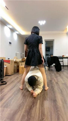 【七七S】姐妹花S-长靴/小白鞋白棉袜/散鞭鞭打/转胯【双视角版】 艾彩调教库 第16张