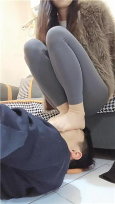 【嘉妮】当脚垫/长靴肉丝踩/臭脚捂脸 艾彩调教库 第8张