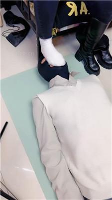 【蜜雪】跪舔脏长靴/白袜脚踩脸/品尝裸足 艾彩调教库 第5张