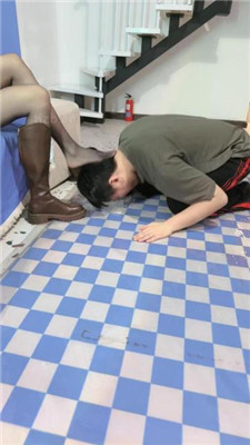 【Lel】脚插嘴/裸足踩狗脸/脚踩喂食 艾彩调教库 第6张