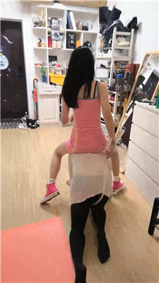【暴力美学】清理鞋柜/帆布鞋插嘴/手捂窒息/吃鞋底脏物/耳光鞭打 艾彩调教库 第3张