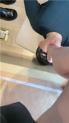 【歌总】黑丝高跟裸足恋足狂舔 艾彩调教库 第15张