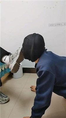 【悦主大大】运动后舔脏鞋白袜/踩踏喂食/插嘴 艾彩调教库 第2张