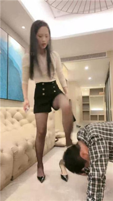 【倩倩啊】高跟美腿主播训狗 艾彩调教库 第9张