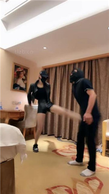 【美娜格格】生气暴打暴踹犯错家奴【完整版】 艾彩调教库 第10张