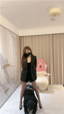 【美美子】女白领黑丝高跟诱惑同事当狗伺候 艾彩调教库 第14张