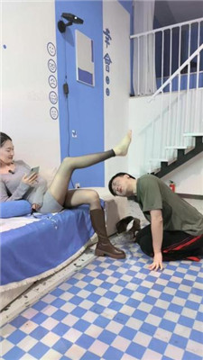 【Lel】脚插嘴/裸足踩狗脸/脚踩喂食 艾彩调教库 第8张