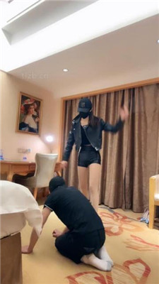 【美娜格格】生气暴打暴踹犯错家奴【完整版】 艾彩调教库 第6张