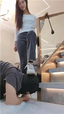 【嘉妮】运动后脏鞋臭袜踩虐 艾彩调教库 第4张