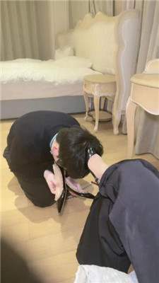 【妆主大大】绿帽老公伺候妻主就寝 艾彩调教库 第22张
