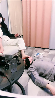 【大小姐S】牵狗链/跪舔脏鞋白袜/强制闻鞋 艾彩调教库 第18张