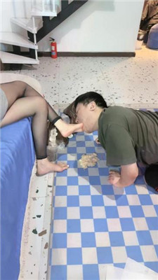 【Lel】脚插嘴/裸足踩狗脸/脚踩喂食 艾彩调教库 第19张