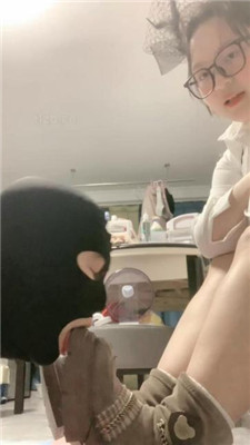 【欣欣子】新人S-短靴白袜/掐乳插嘴/恋足舔 艾彩调教库 第3张