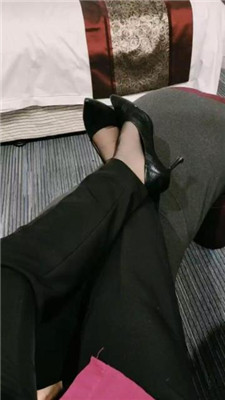 【陌影夫妻】高跟黑丝原味脚踩绿帽老公-HD绳艺资源网