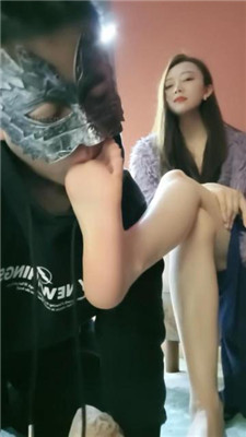 【咩祖】超高跟肉丝玩虐/骑马/喂口水/插嘴脚捂脸 艾彩调教库 第16张