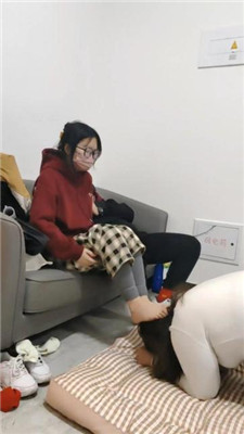 【樱樱】情侣主-让闺蜜下跪伺候-舔鞋底闻棉袜【二】 艾彩调教库 第6张