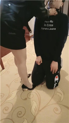 【莉轩】狗儿子迷恋我的肉丝jio 艾彩调教库 第2张