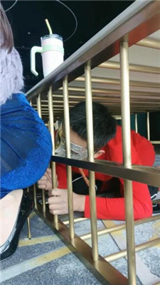 【咩祖】圈养犬化生活-狗笼桌子囚禁/肉丝脚窒息 艾彩调教库 第5张