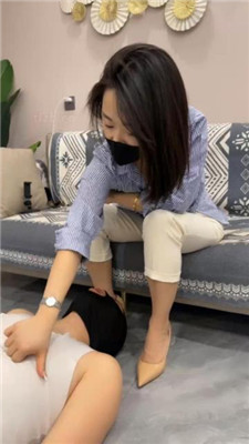 【辣姐】磕头求虐/转胯狗爬/丝袜脚诱惑/高跟踩乳 艾彩调教库 第8张