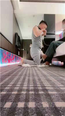 【小林小s】嘴叼白袜/清理运动鞋白袜/骑马转胯/掐乳 艾彩调教库 第8张