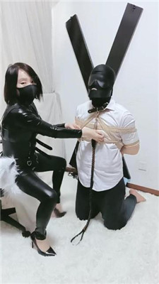 【冰女王】皮衣女王-五花大绑囚禁狗笼/袜子塞嘴 艾彩调教库 第9张