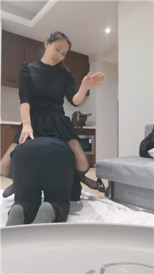 【左罗夫人】恶毒继母臭黑丝强迫舔 艾彩调教库 第15张