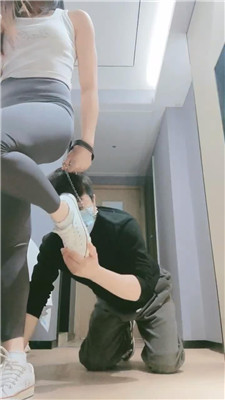 【妮蔻】帆布鞋全体重踩狗头-HD绳艺资源网