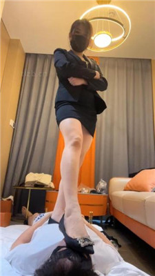 【甜心教主】超强黑丝深喉/高跟虐乳/疯狂吸香水 艾彩调教库 第15张
