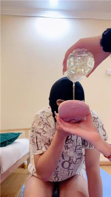 【不期而遇】清理脏鞋底/裸足狂舔/闻香水发骚 艾彩调教库 第7张