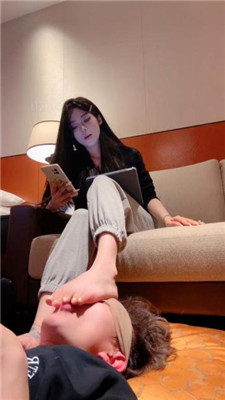 【不知名美女】模特S-上门只求刷鞋的贱奴 艾彩调教库 第16张