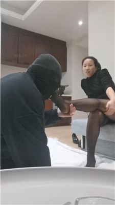 【左罗夫人】恶毒继母臭黑丝强迫舔 艾彩调教库 第11张