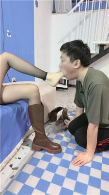 【Lel】脚插嘴/裸足踩狗脸/脚踩喂食 艾彩调教库 第9张