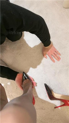 【美美子】女白领黑丝高跟诱惑同事当狗伺候 艾彩调教库 第25张