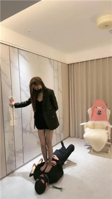【美美子】女白领黑丝高跟诱惑同事当狗伺候 艾彩调教库 第16张