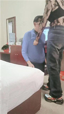 【bibi团】转胯爬行/抽耳光/掐乳/舔闻脏鞋/嘴脱袜子 艾彩调教库 第5张