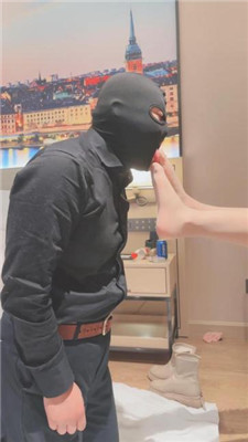 【赵奈奈】品尝裸足/踩脖窒息/吃白袜/清理白靴底 艾彩调教库 第7张