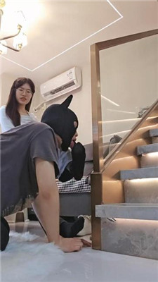 【嘉妮】运动后脏鞋臭袜踩虐 艾彩调教库 第12张