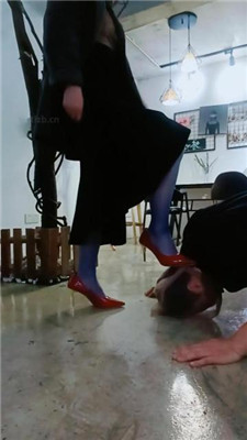 【绯闻王妃】圈养狗犬化爬行/打手心/重口强制喂食 艾彩调教库 第7张