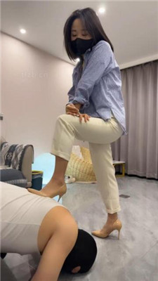 【辣姐】磕头求虐/转胯狗爬/丝袜脚诱惑/高跟踩乳 艾彩调教库 第3张