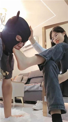 【嘉妮】运动后脏鞋臭袜踩虐 艾彩调教库 第19张
