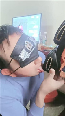【bibi团】转胯爬行/抽耳光/掐乳/舔闻脏鞋/嘴脱袜子 艾彩调教库 第11张