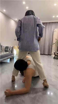 【辣姐】磕头求虐/转胯狗爬/丝袜脚诱惑/高跟踩乳 艾彩调教库 第2张